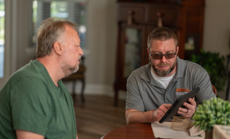 facemeyer-employee-talks-with-client