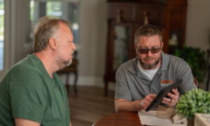 facemeyer-employee-talks-with-client
